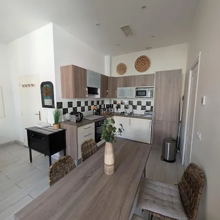 Rue Antibes- Modern -
